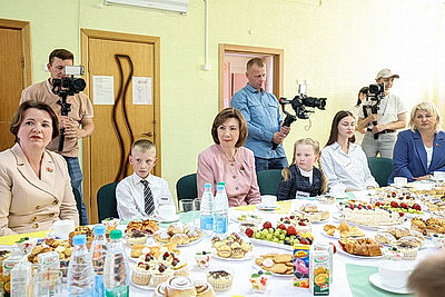 Воспитанникам Минского районного СПЦ вручили подарки к школе