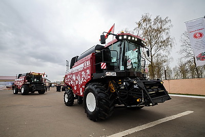 Техника к жатве: хозяйства Минской области получили 100 новых комбайнов