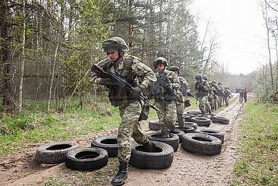 Не только в строю, но и в бою: комбинированный марш-бросок для военнослужащих девушек прошел в Чаусском районе