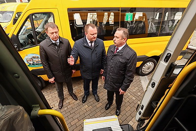 Шесть сельских школ получили новые автобусы для подвоза детей