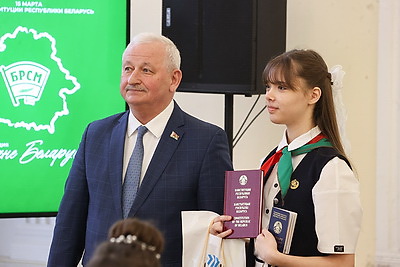 \"Люблю нашу страну за спокойствие, традиции и природу\". В Брестской области вручили паспорта лучшим учащимся