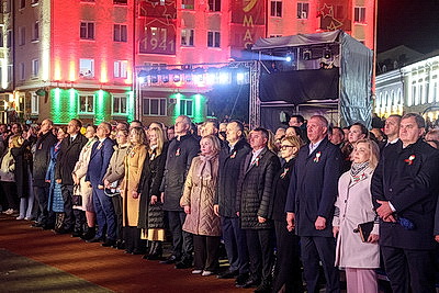 В регионах акция \"Споем \"День Победы\" вместе\" и фейерверк завершили празднование 9 Мая