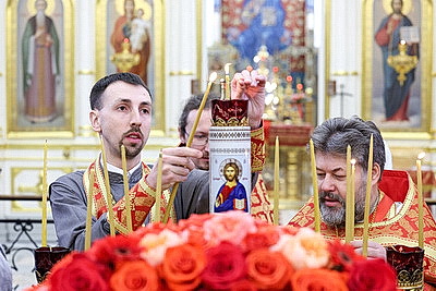 Благодатный огонь от гроба Господня доставили в Минск