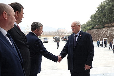 Лукашенко по прибытии в Пхеньян посетил Кымсусанский дворец Солнца и почтил память корейских вождей