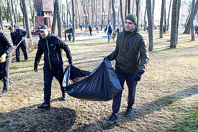 Покраска ограждений, уборка прошлогодней листвы. В Витебске прошел первый городской субботник