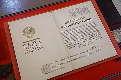 Главы спортивных ведомств Беларуси и России возложили цветы в Брестской крепости