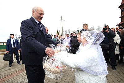 Лукашенко зажег пасхальную свечу в одном из деревенских храмов