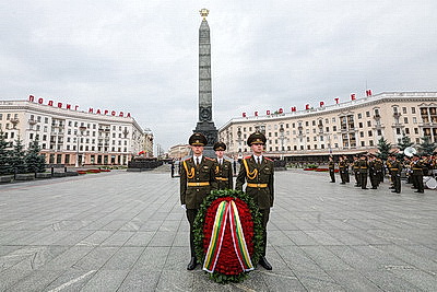 Президент Мьянмы возложил венок к монументу Победы в Минске