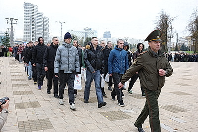Отправка призывников на срочную военную службу началась в Беларуси