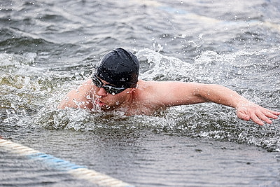 Соревнования по зимнему плаванию проходят в Бресте