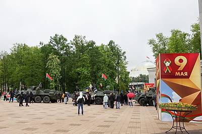 Минчане и гости столицы празднуют 9 Мая