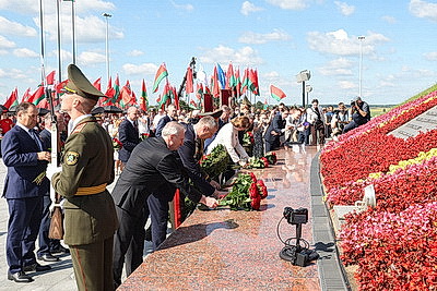 Символ мужества и гордости народа. Торжества по случаю Дня Независимости проходят на Кургане Славы