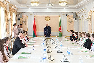 18 отличников учебы из Витебской области получили первые паспорта