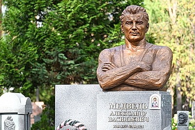 Памятник легендарному спортсмену Александру Медведю открыли на Восточном кладбище в Минске