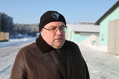 \"Счастливы работать и зарабатывать\". Как африканские парни трудятся на ферме в Лидском районе