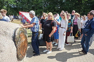 Сквозь века и традиции. Почему тысячи людей стремятся на \"Маковей\" к Голубой кринице