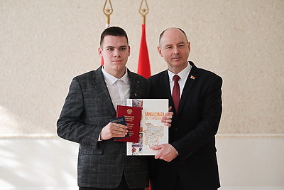 Паспорта лучшим учащимся из Минской области вручили в старейшей гимназии страны