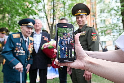 Ветераны Великой Отечественной войны принимают поздравления с 9 Мая