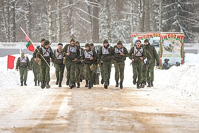 Внезапная проверка ВС продолжается. Бойцы сдают экзамен на выносливость