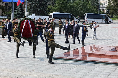 Российская делегация возложила венок к монументу Победы в Минске