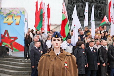 Народное возложение цветов к монументу Победы проходит в Минске