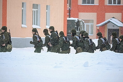 Внезапная проверка ВС продолжается. Бойцы сдают экзамен на выносливость