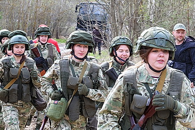 Не только в строю, но и в бою: комбинированный марш-бросок для военнослужащих девушек прошел в Чаусском районе