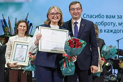 Учителя продолжают принимать поздравления в преддверии профессионального праздника