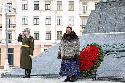 Парламентская делегация Зимбабве возложила венок и цветы к монументу Победы в Минске