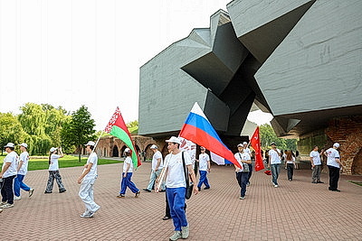 Участники автопробега \"Дороги славы - наша история\" возложили цветы в Брестской крепости