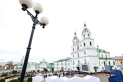 Православные верующие освящают пасхальную трапезу в храмах Беларуси