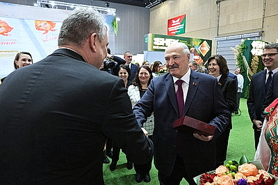 Лукашенко вручил символы Государственного знака качества