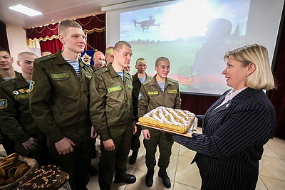 Ароматные домашние пироги приготовили в честь праздника молодым десантникам в Витебске