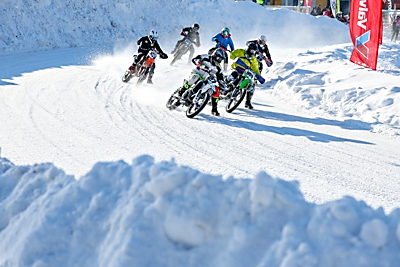 С жаждой адреналина. Белорусские гонщики покорили стихию на соревнованиях по мотоспидвею