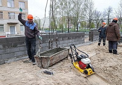 Республиканский субботник: руководство и жители Гомельщины участвовали в ремонте Мозырского роддома