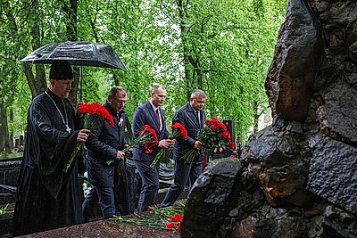 Почтить память погибших. Возложения цветов к братским могилам и мемориалам проходят в канун Дня Победы