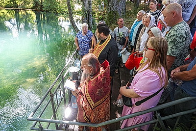 Сквозь века и традиции. Почему тысячи людей стремятся на \"Маковей\" к Голубой кринице