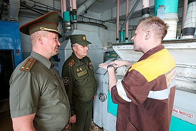 \"Люди заряжены, задачи по силам\". Военкомы ознакомились с ходом уборочной в Гродненском районе