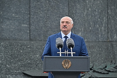 Лукашенко возложил венок к монументу Победы в Минске
