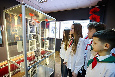 \"Отклик читается в глазах\". В школах Беларуси прошел единый урок, посвященный трагедии в Хатыни