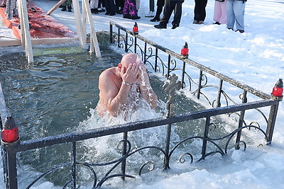 Православные верующие празднуют Крещение Господне