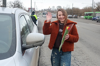 Вместо проверки документов - цветы. Сотрудники ГАИ поздравили могилевских женщин-водителей