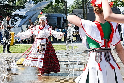 Символ мужества и гордости народа. Торжества по случаю Дня Независимости проходят на Кургане Славы