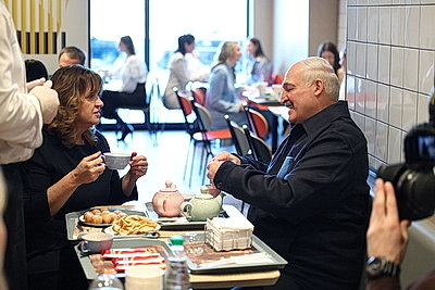 Лукашенко посетил один из ресторанов сети \"Мак.бай\"