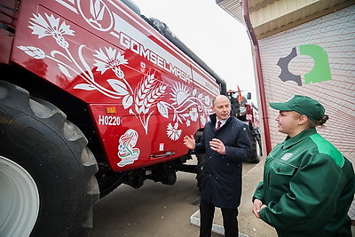 Техника к жатве: хозяйства Минской области получили 100 новых комбайнов