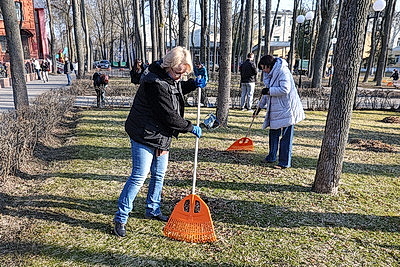 Покраска ограждений, уборка прошлогодней листвы. В Витебске прошел первый городской субботник