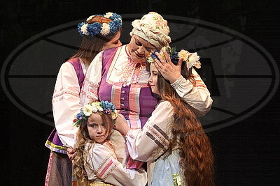 \"Ода белорусской женщине\". Со сцены Купаловского театра читают стихи на \"роднай мове\"