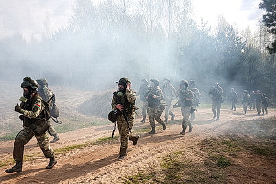 Не только в строю, но и в бою: комбинированный марш-бросок для военнослужащих девушек прошел в Чаусском районе