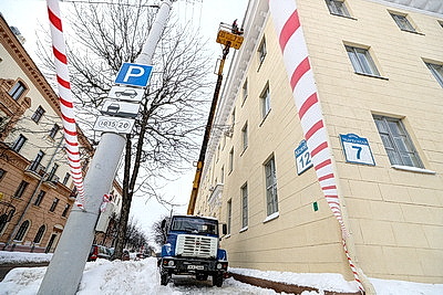 Коммунальщики очищают крыши от снега и сосулек