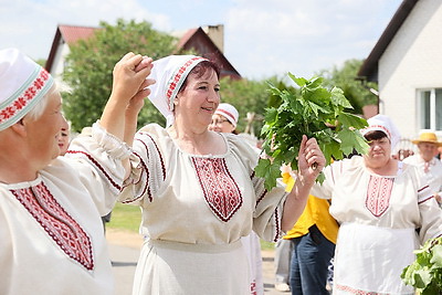 Зеленый наряд, песни и столы с угощениями: в Жабинковском районе провели обряд \"Вождение куста\"